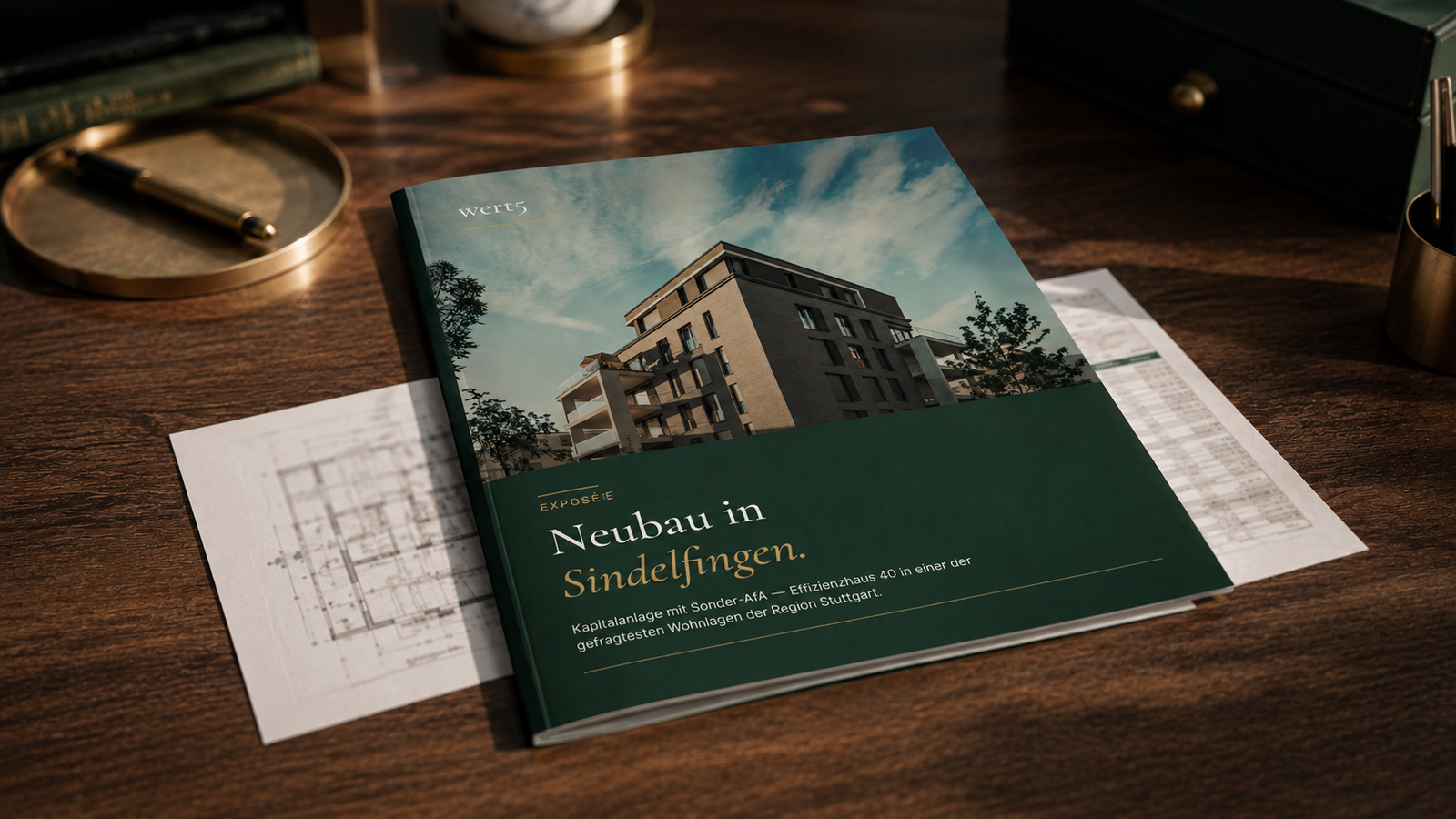 Immobilien-Exposé auf einem Schreibtisch, darunter angedeutet Grundriss und Kalkulation – unverbindliche Objektanfrage bei wert5, ohne Bindung und ohne Alleinauftrag